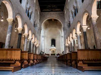 Varcando il portale del tempio ci ritroviamo avvolti dall�incenso...